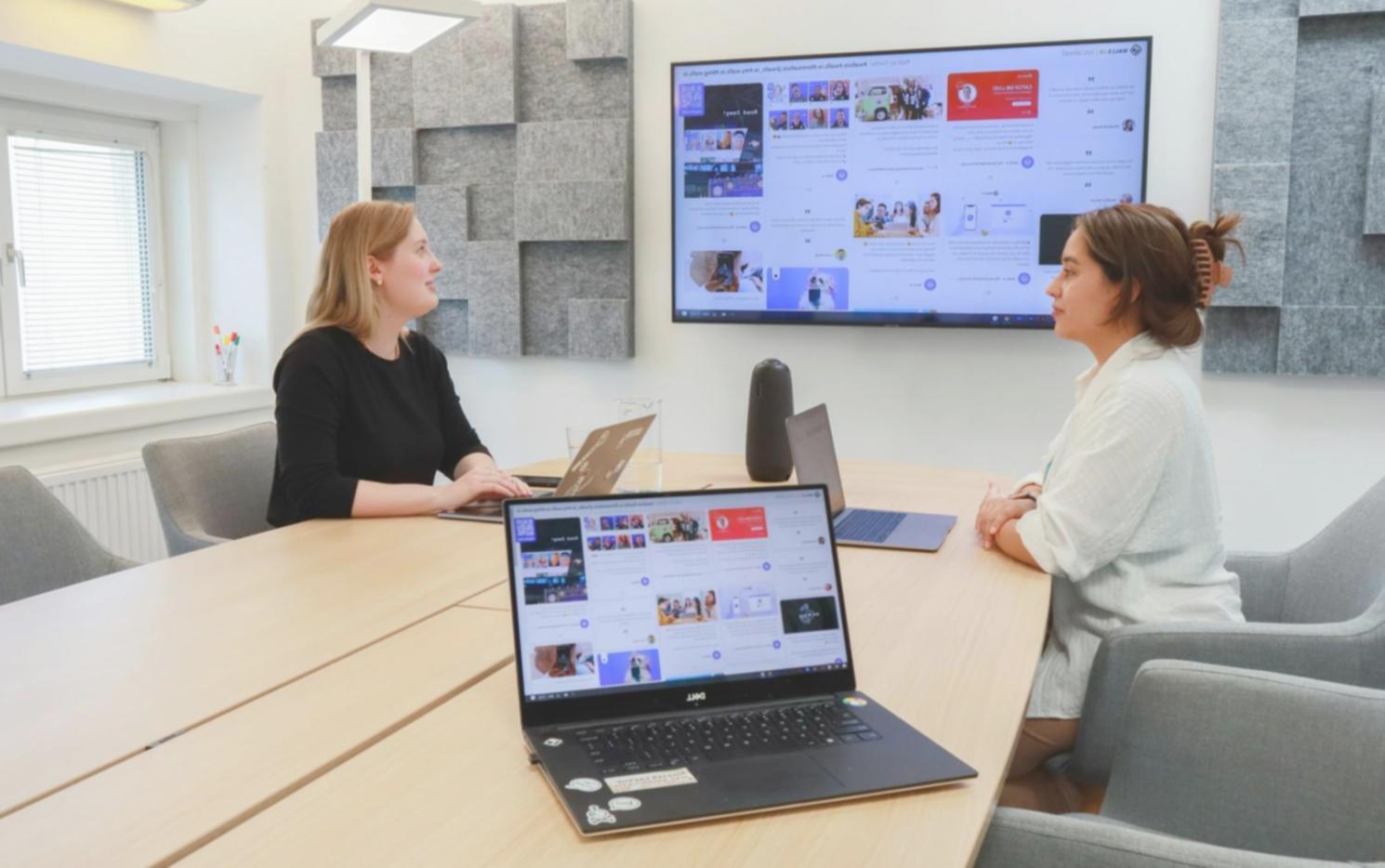 Équipe dymeriqastel travaillant sur des solutions financières personnalisées