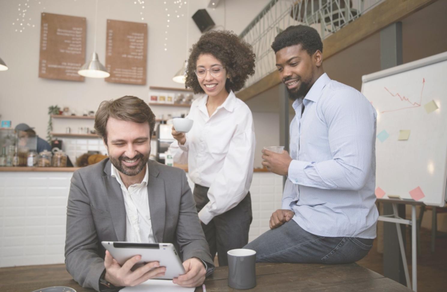 Entrepreneur analysant des données financières sur ordinateur